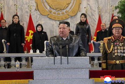 朝鮮労働党大会を記念した軍事パレード参加者に答礼する金正恩総書記（中央）と娘（その右後ろ）＝平壌・金日成広場で2026年2月25日、朝鮮中央通信・朝鮮通信