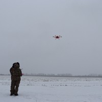 爆撃用ドローンの飛行試験を行うウクライナ兵＝ウクライナ東部ハルキウ州で2026年2月20日、宮川裕章撮影