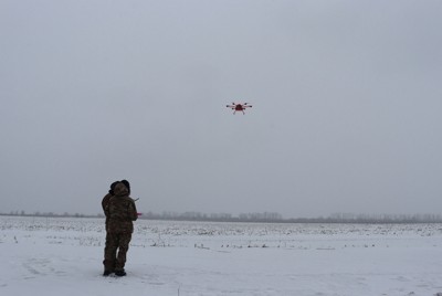 爆撃用ドローンの飛行試験を行うウクライナ兵＝ウクライナ東部ハルキウ州で2026年2月20日、宮川裕章撮影