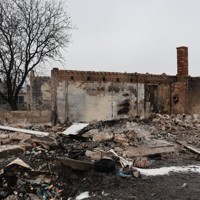 ロシア軍の攻撃で破壊された民家＝ウクライナ東部ドニプロペトロウスク州で2026年2月19日、宮川裕章撮影