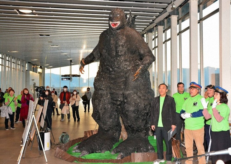 ゴジラ、松本駅に出現? 映画記念して有志手作り 大迫力の3.5m | 毎日新聞