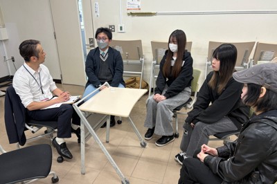 東洋学園大で行われた座談会では、学生らが結婚や出産についての議論を交わしていた＝東京都文京区で2025年12月8日午後1時43分、近森歌音撮影