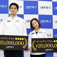 所属先の木下グループを訪問し、それぞれ2千万円の報奨金を贈られた「りくりゅう」の三浦璃来（右）、木原龍一組＝26日午前、東京都新宿区（共同）