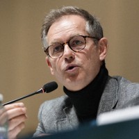 記者会見する2030年冬季五輪組織委員会のグロスピロン会長＝2026年2月21日、イタリア・ミラノ（共同）