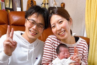 2024年12月に生まれた長男を抱く笑顔の福間香奈清麗（右）と夫の健太さん＝福間清麗提供（画像の一部を加工しています）