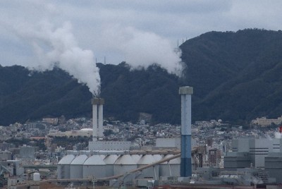 神戸製鋼所の高炉跡に建設された石炭火力発電所。日本は石炭火力への依存度が高いが、政府は「排出削減は順調」と説明する＝神戸市灘区で2023年2月16日、湯谷茂樹撮影
