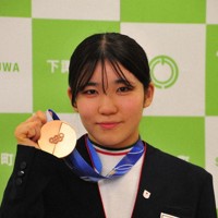 銅メダルを報告した野明花菜選手＝長野県下諏訪町役場で2026年2月26日、宮坂一則撮影