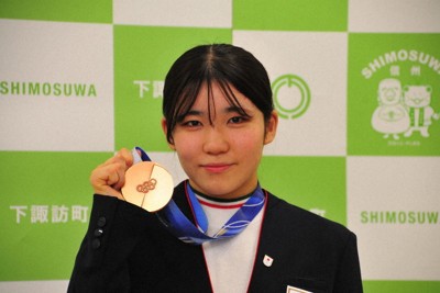 銅メダルを報告した野明花菜選手＝長野県下諏訪町役場で2026年2月26日、宮坂一則撮影