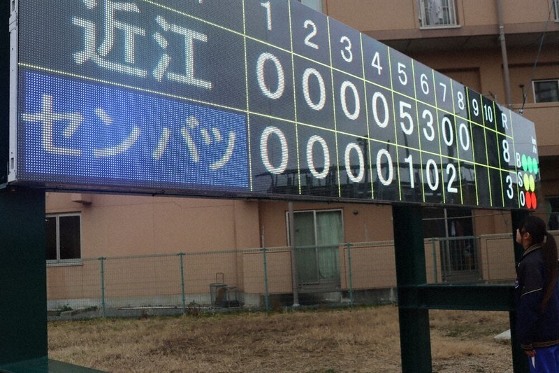センバツ2026 近江へ寄贈、グラウンドに輝き OBの心意気、新電光掲示板