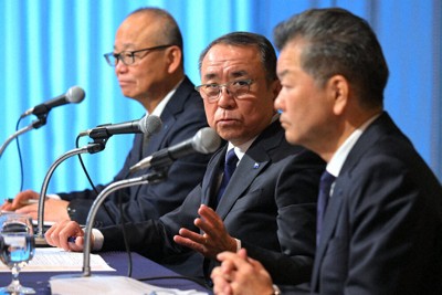 サイバー攻撃の調査結果について記者会見するアサヒグループホールディングスの勝木敦志社長（中央）ら＝東京都千代田区で2025年11月、渡部直樹撮影