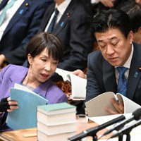 衆院予算委員会に臨み、木原稔官房長官（右）と言葉を交わす高市早苗首相＝国会内で2026年2月27日午前8時57分、平田明浩撮影
