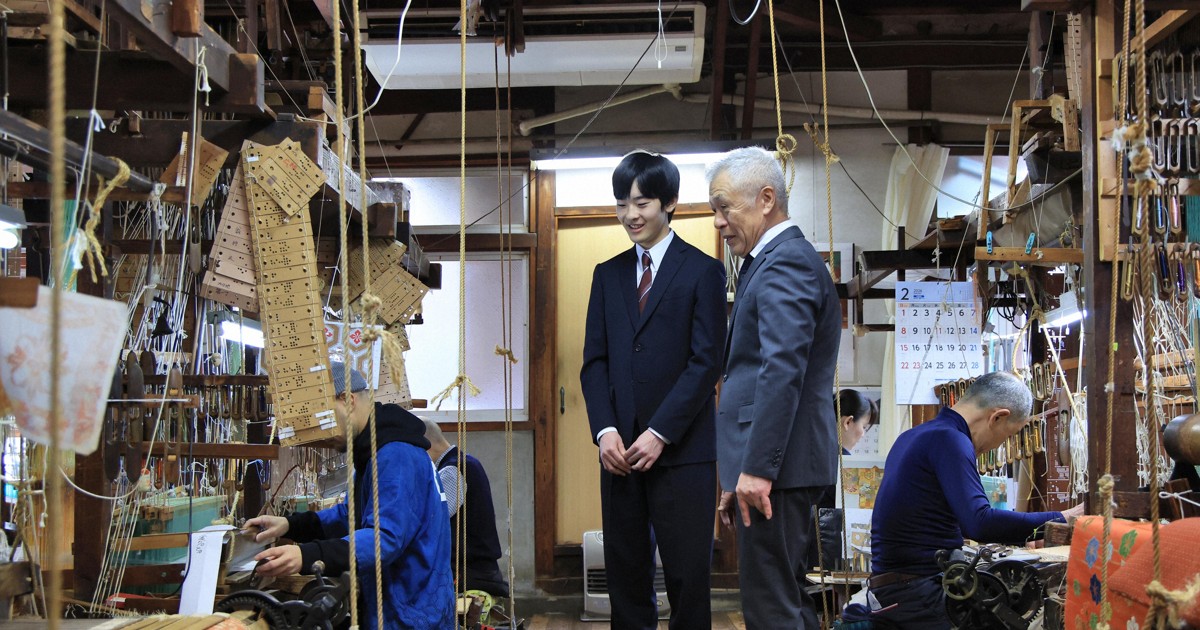 悠仁さま、西陣織の織元を見学　機織りも体験、装束の伝統に関心