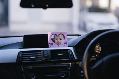 車のダッシュボードに置かれた新谷紗海ちゃんの写真＝京都府舞鶴市で2025年11月7日、久保玲撮影