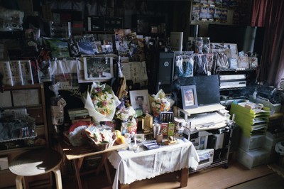 ライブの写真やTシャツなど、たくさんの供え物が並ぶ立平純一さんの部屋＝東京都中野区で2025年11月30日、久保玲撮影