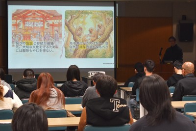 モラルジレンマ授業を受ける香川県立観音寺第一高校定時制の生徒たち＝同県観音寺市で2025年12月19日午後5時43分、佐々木雅彦撮影