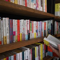 フェミニズムや社会問題をテーマにした本が並ぶ書店「1003」＝神戸市中央区で2026年2月19日午前11時44分、木山友里亜撮影
