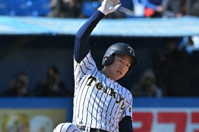 【山梨学院－帝京】明治神宮大会1回戦の四回裏帝京1死二、三塁、蔦原悠太の犠飛で生還した三塁走者の安藤丈二＝神宮球場で2025年11月14日、新宮巳美撮影