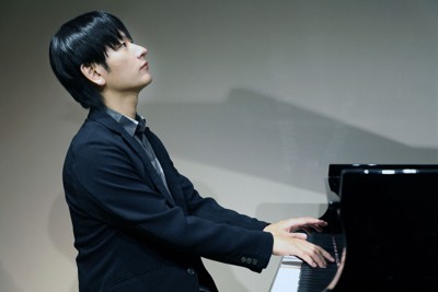 演奏するピアニストのヒビキpianoさん＝東京都立川市で2026年1月19日、小林努撮影