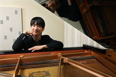 ピアノのそばでポーズを取るヒビキpianoさん＝東京都立川市で2026年1月19日、小林努撮影