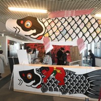 天井からつるされる「堺五月鯉幟（こいのぼり）」（上）。大阪・関西万博のヨルダン館に掲げられていた＝堺市役所で2026年2月19日午後2時34分、中村宰和撮影