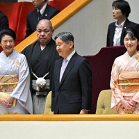 大相撲を観戦される天皇、皇后両陛下と長女愛子さま＝1月、新宮巳美撮影