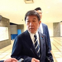 記者団の取材に応じる茂木敏充外相＝外務省で2026年2月28日午後7時20分、田所柳子撮影