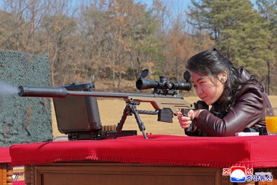 新型狙撃銃で射撃を行う金正恩朝鮮労働党総書記の娘ジュエ氏＝2026年2月27日、朝鮮中央通信・朝鮮通信
