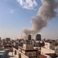 イランの首都テヘランで立ち上る煙＝2026年2月28日、AP