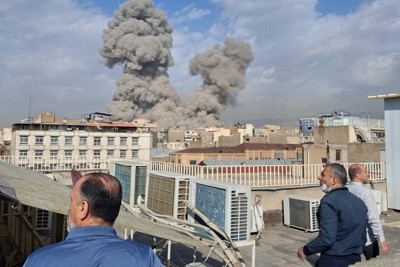 イランの首都テヘランで爆発後に立ち上る煙＝2026年2月28日、AP