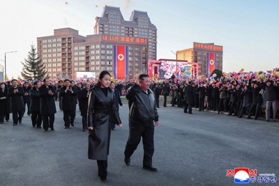 平壌市和盛地区の住宅の完工式で手を上げて市民の歓迎に応える金正恩朝鮮労働党総書記（中央）とその娘＝2026年2月16日、朝鮮中央通信・朝鮮通信
