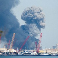 バーレーンのマナマで爆発音の後に立ち上った煙＝2026年2月28日、ロイター