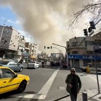 イランの首都テヘランで爆発後に立ち上る煙＝2026年2月28日、ソーシャルメディアの動画より・ロイター