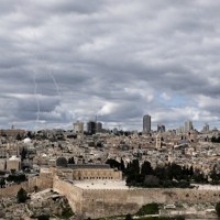 防空ミサイルによる迎撃の軌跡が見られるエルサレム旧市街の上空＝2026年2月28日、AP