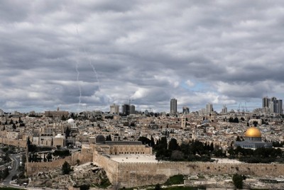 防空ミサイルによる迎撃の軌跡が見られるエルサレム旧市街の上空＝2026年2月28日、AP