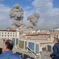 イランの首都テヘランで爆発後に立ち上る煙＝2026年2月28日、AP