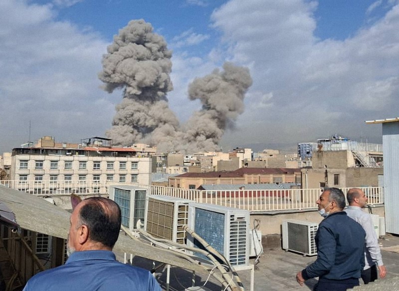 イランの首都テヘランで爆発後に立ち上る煙＝2026年2月28日、AP
