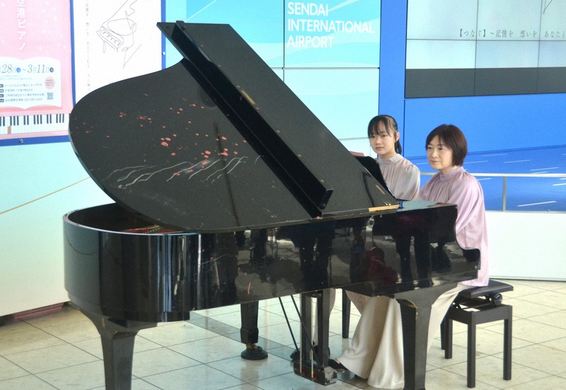 終了しました【5月1日か2日の午前かお昼に来れる方】ピアノ、ヘッドフォン、イス 被災ピアノ、仙台空港にお目見え よみがえった音色で伝える震災 | 毎日新聞