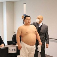 春場所の新弟子検査を受検した川副楓馬（左）＝撮影・中村　和也