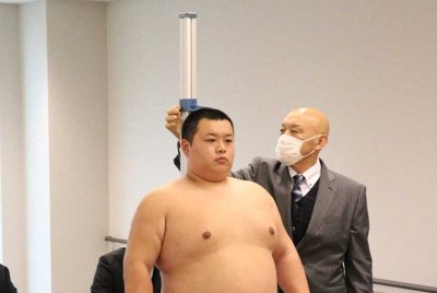 春場所の新弟子検査を受検した川副楓馬（左）＝撮影・中村　和也