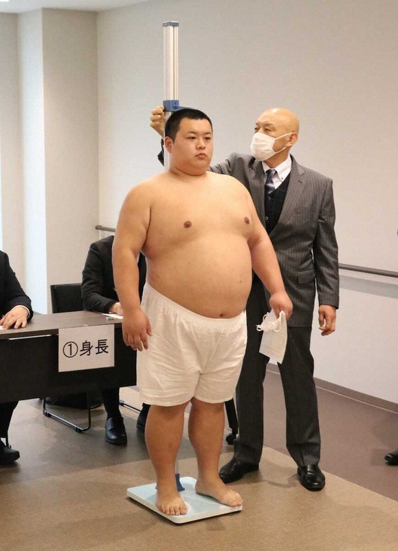 春場所の新弟子検査を受検した川副楓馬（左）＝撮影・中村　和也