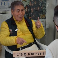 タウンミーティングと称して商店街の客らと意見交換する旅田卓宗氏（左）＝和歌山市で2026年2月28日午後2時58分、駒木智一撮影