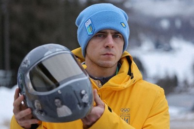 同胞を追悼するためのヘルメットを持つヘラスケビッチ選手＝イタリア北部コルティナダンペッツォで2月12日、ロイター