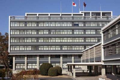 広島県庁本館（正面）とエントランスホール（右下）