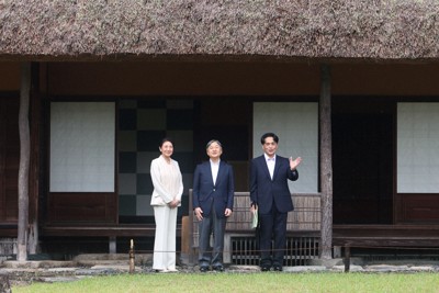 桂離宮の茶室「松琴亭」の前で庭園をご覧になる天皇、皇后両陛下＝京都市西京区で2025年10月5日午後3時37分（代表撮影）