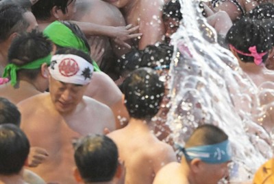 神男を触るためもみ合う下帯姿の裸男たち＝愛知県稲沢市で2026年3月1日午後5時53分、山崎一輝撮影