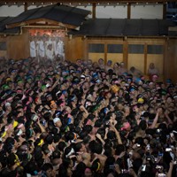 儺追殿前で、神男を触るためにもみ合う下帯姿の裸男たち＝愛知県稲沢市で2026年3月1日午後6時4分、山崎一輝撮影
