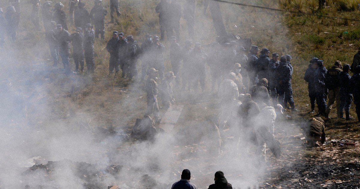 Death toll rises to 22 after cargo plane carrying money crashes near Bolivia's capital