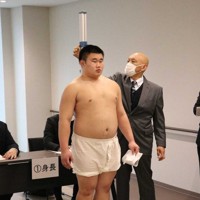 春場所の新弟子検査を受検した中沢（左）＝撮影・中村　和也