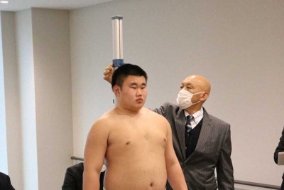 春場所の新弟子検査を受検した中沢（左）＝撮影・中村　和也