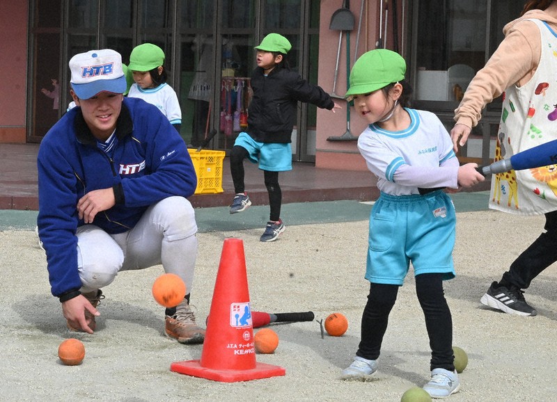 センバツ高校野球 花咲徳栄 園児の笑顔で元気に 保育園で初の野球教室